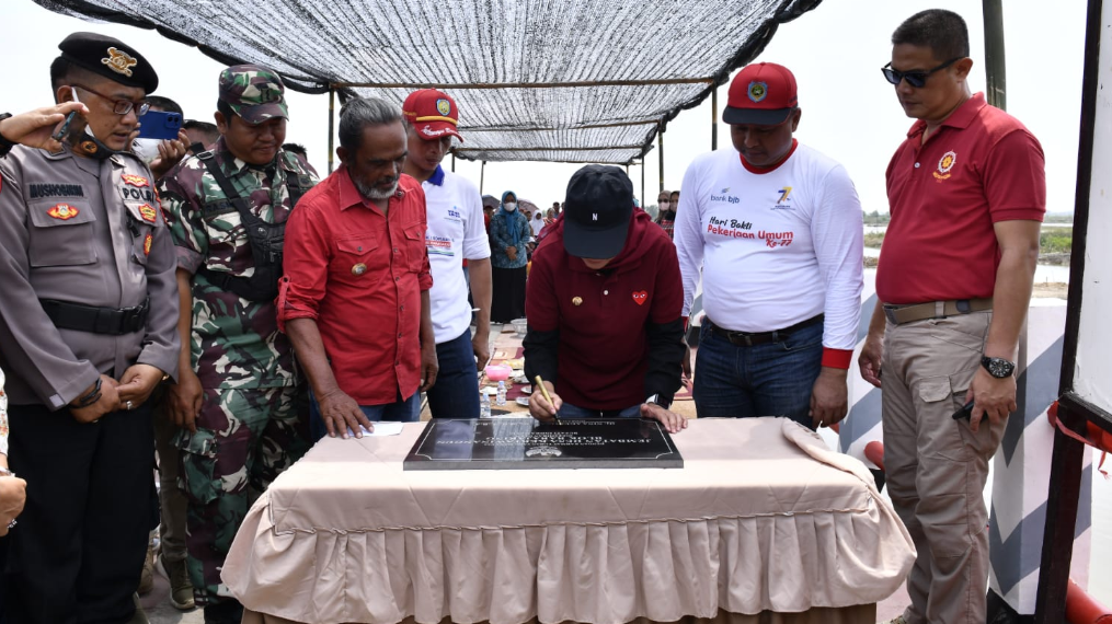 Bupati Indramayu Resmikan Jembatan Desa Kertawinangun